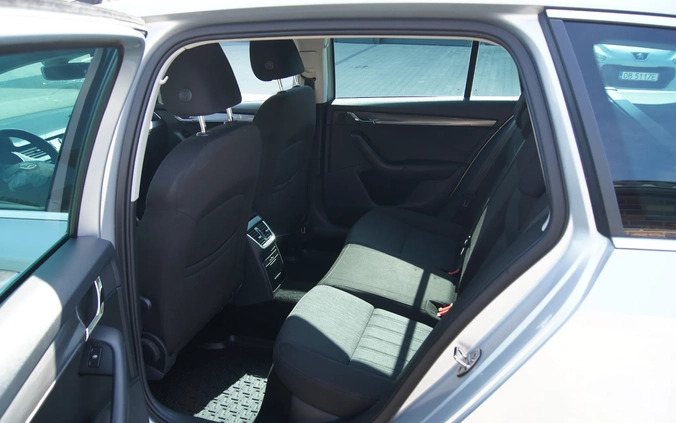 Skoda Octavia cena 23900 przebieg: 339000, rok produkcji 2017 z Miechów małe 301